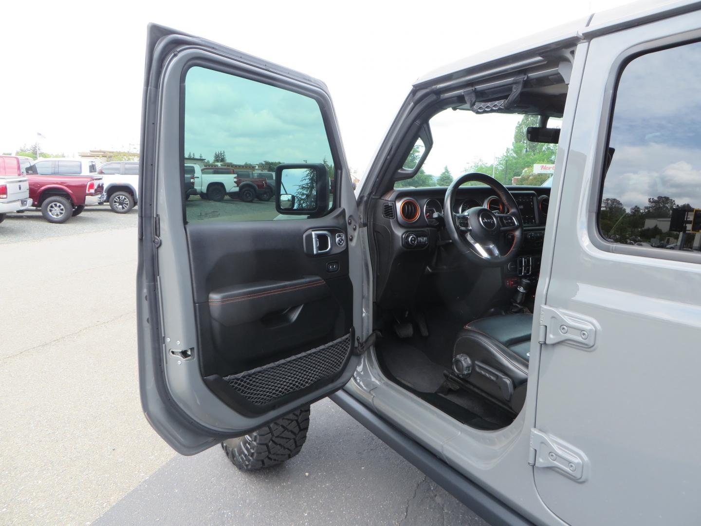 2021 Sting Grey /BLACK Jeep Gladiator Gladiator Mojave (1C6JJTEG4ML) with an 3.6L V6 engine, automatic transmission, located at 2630 Grass Valley Highway, Auburn, CA, 95603, (530) 508-5100, 38.937893, -121.095482 - Mojave Galdiator featuring a Readylift 4" suspension system, 37" Nitto Ridge Grappler tires, 17" Fuel Ammo wheels, Rugged Ridge bed cover, and window tint. - Photo#17